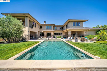 Doug Buenz REALTOR - 680 Doug Buenz Group