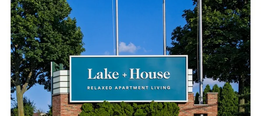 Lake+House Apartments