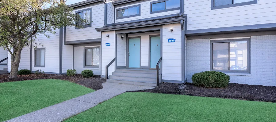Lakeside Crossing at Eagle Creek Apartments and Townhomes