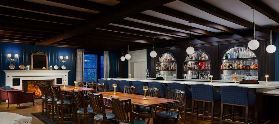 Lionne & 1855 Lounge