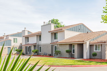 River Oaks Apartments & Townhomes