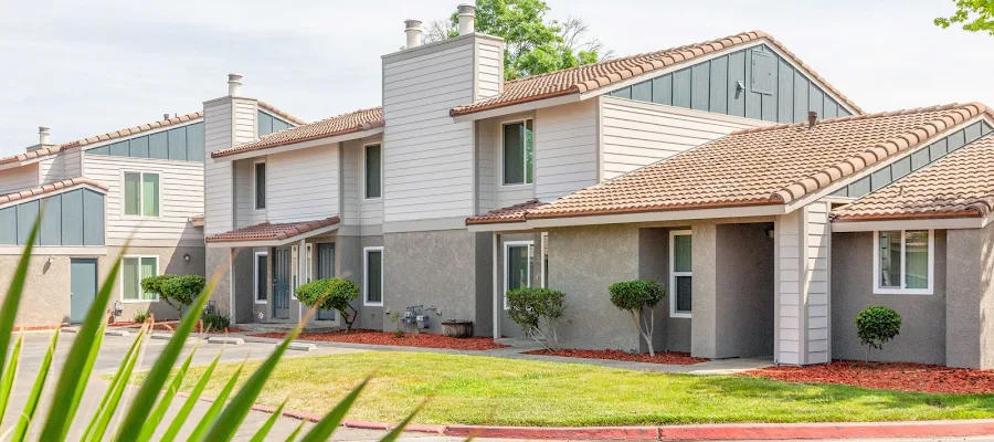 River Oaks Apartments & Townhomes