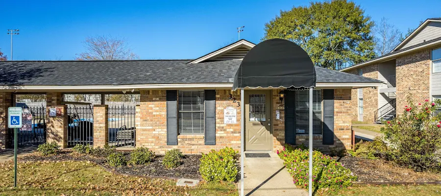 Seasons & Woodale Apartments