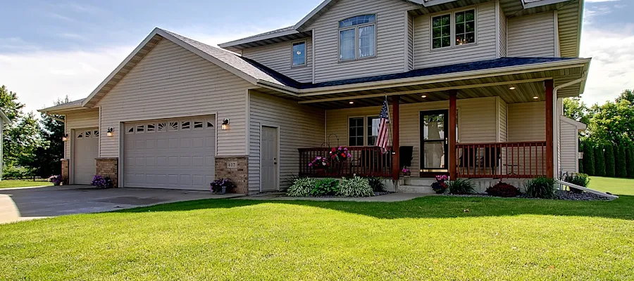 Stefeni Tupy - RE/MAX Advantage Plus