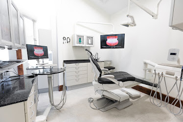 THE ēSSENTIAL DENTIST