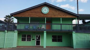 Upper Deck Hotel & Bar